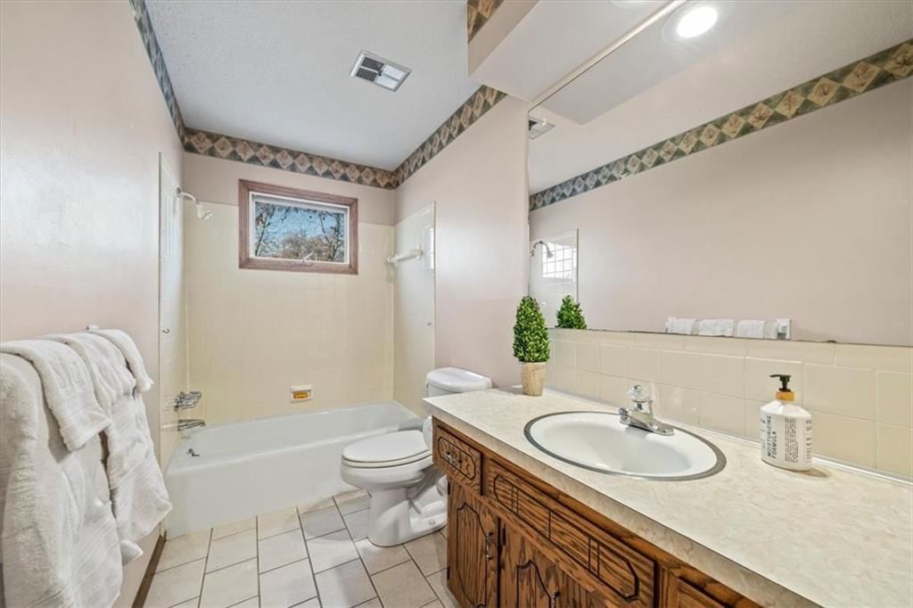 816 E Northview Street — photo 15