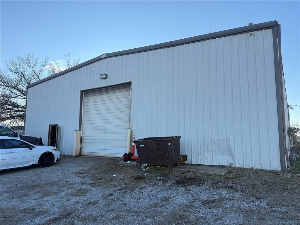1605 W Maple Street — photo 44