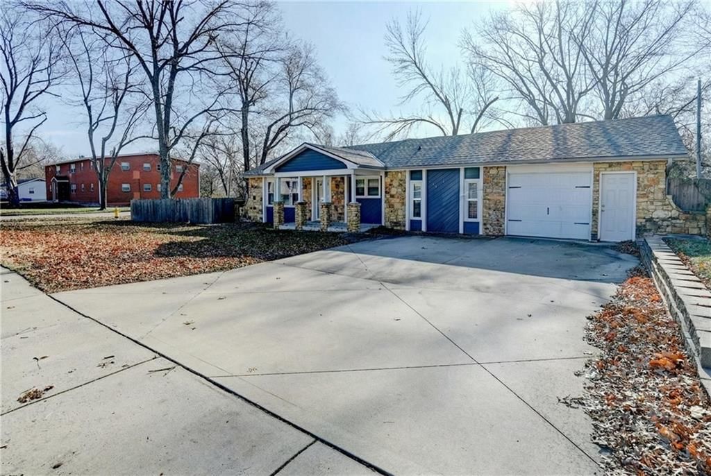 109 NE Orchard Street — photo 2