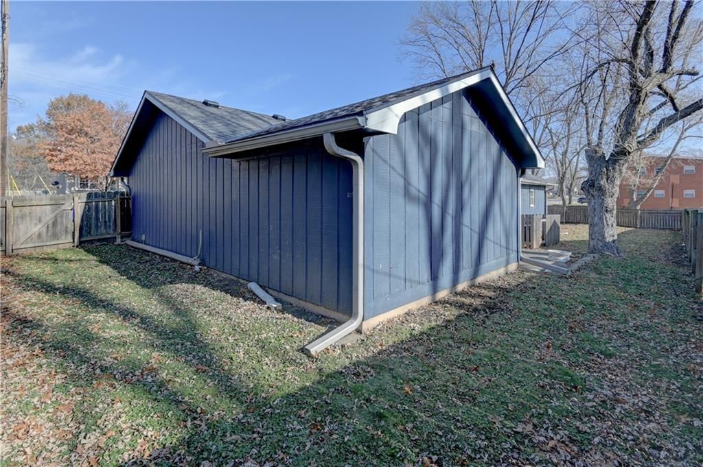 109 NE Orchard Street — photo 30