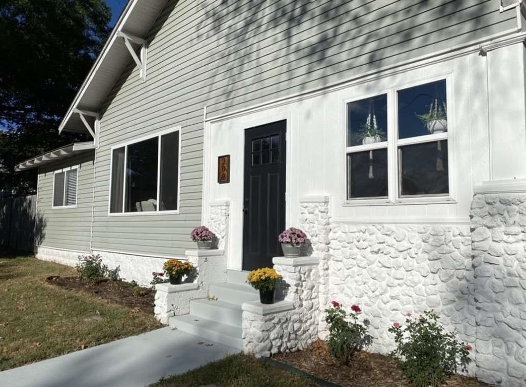 202 N Walnut Street — photo 1