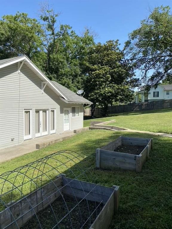 202 N Walnut Street — photo 3
