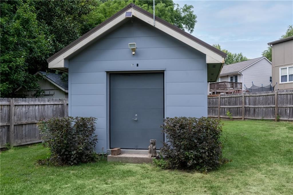 1100 E Cothrell Street — photo 42