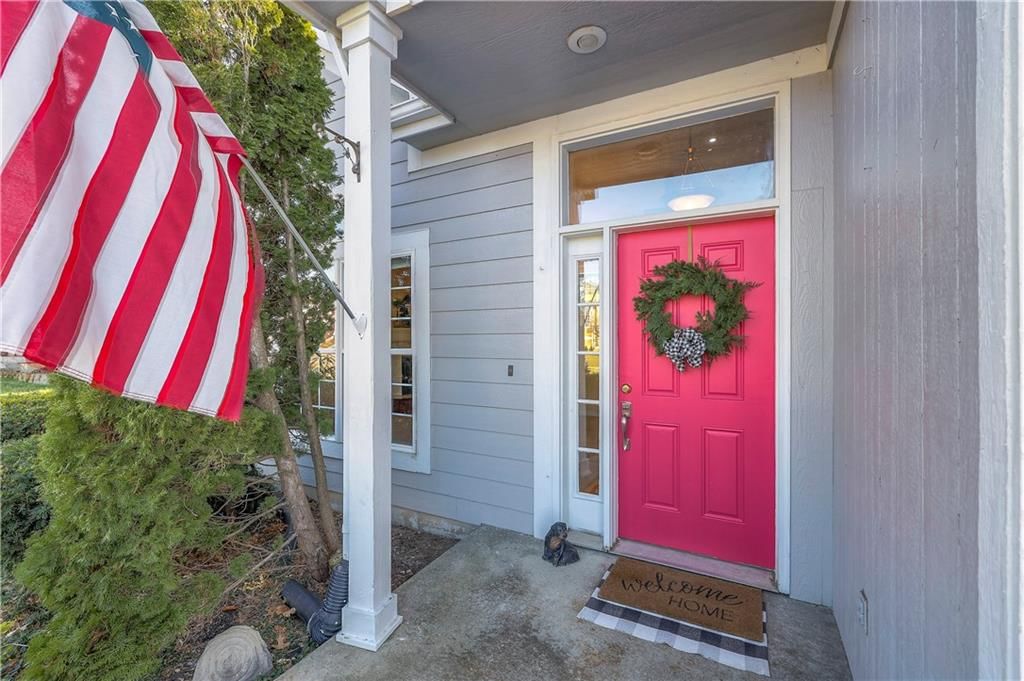 385 W Sunset Street — photo 3