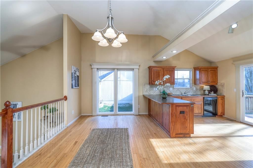 385 W Sunset Street — photo 11