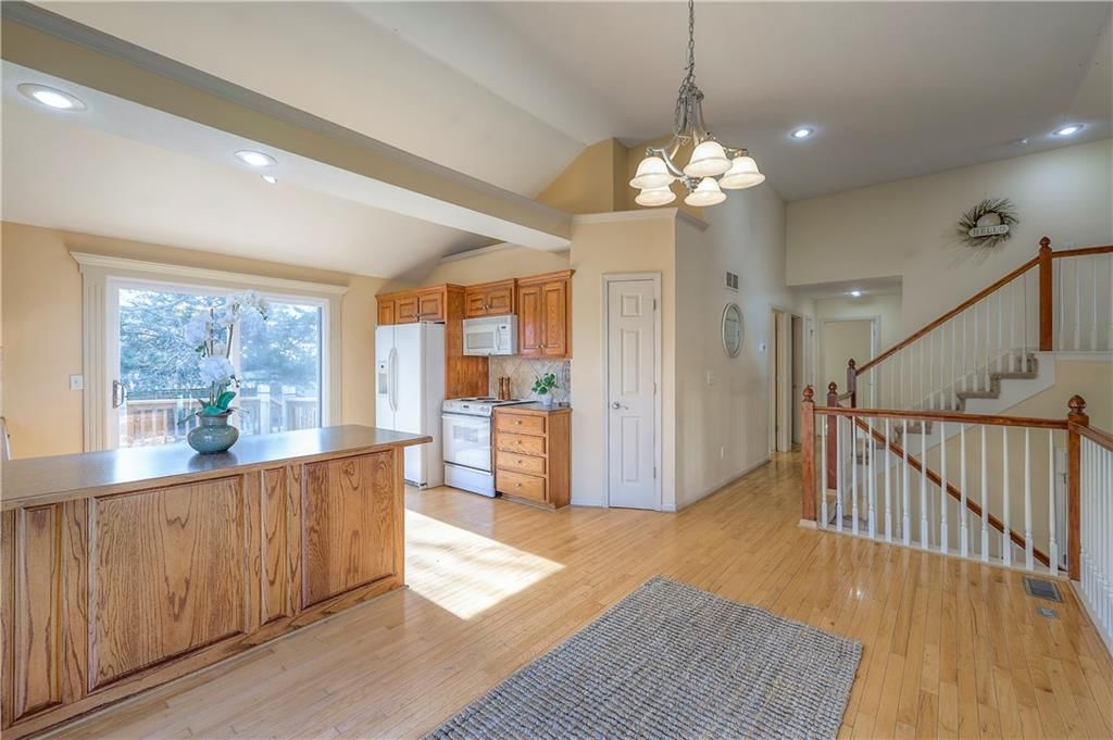 385 W Sunset Street — photo 13