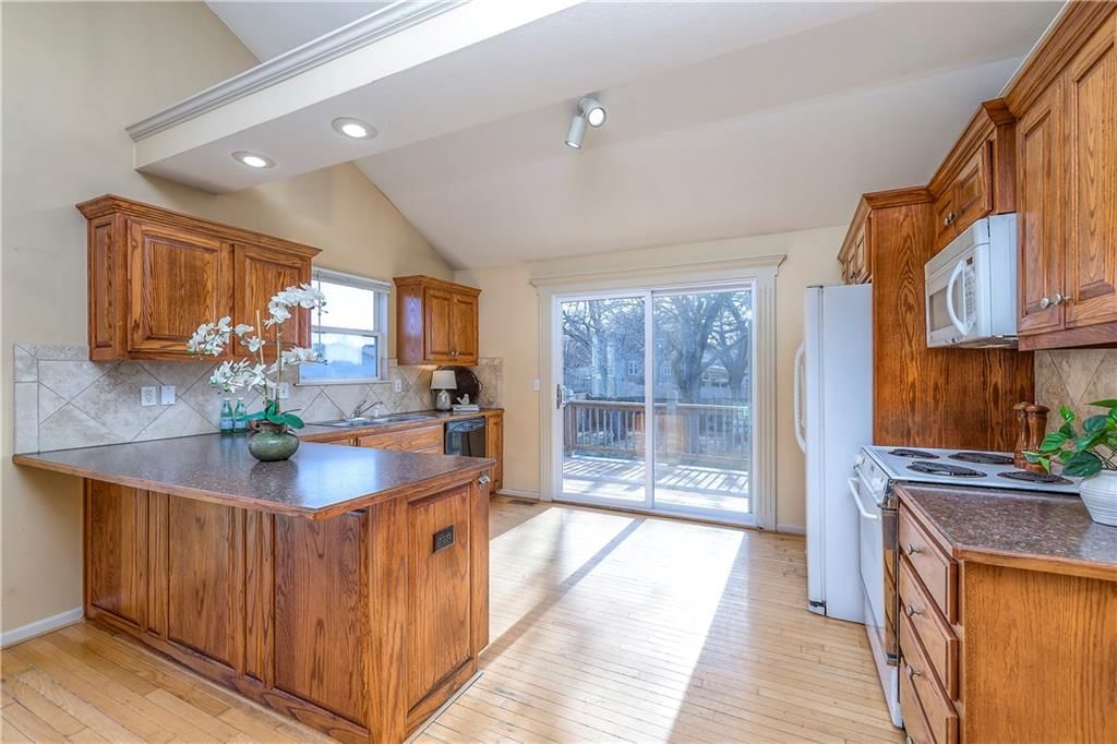 385 W Sunset Street — photo 14