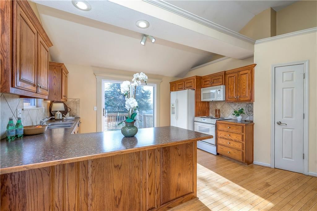 385 W Sunset Street — photo 15
