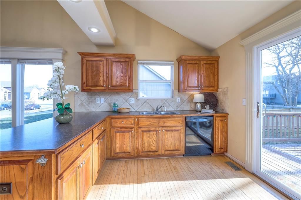 385 W Sunset Street — photo 16