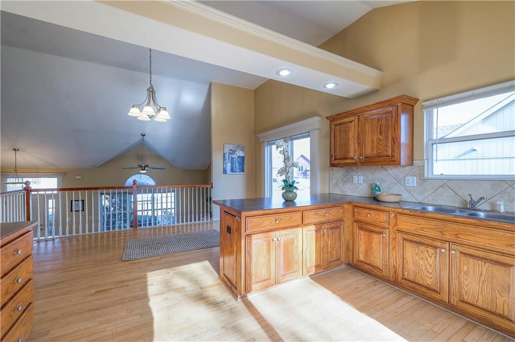 385 W Sunset Street — photo 17