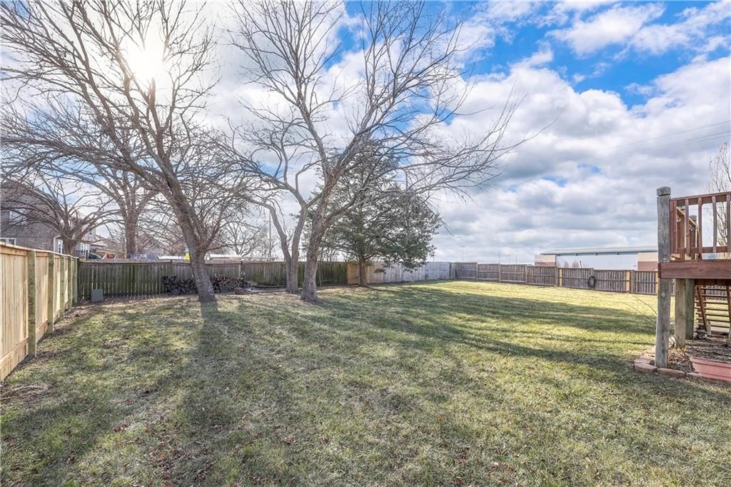 385 W Sunset Street — photo 35