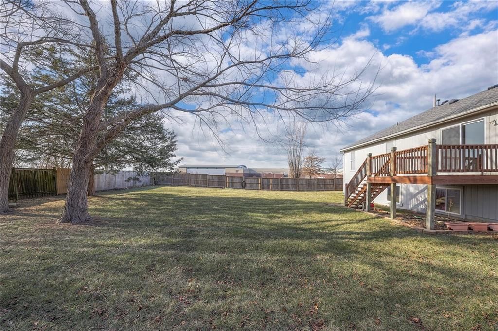 385 W Sunset Street — photo 36