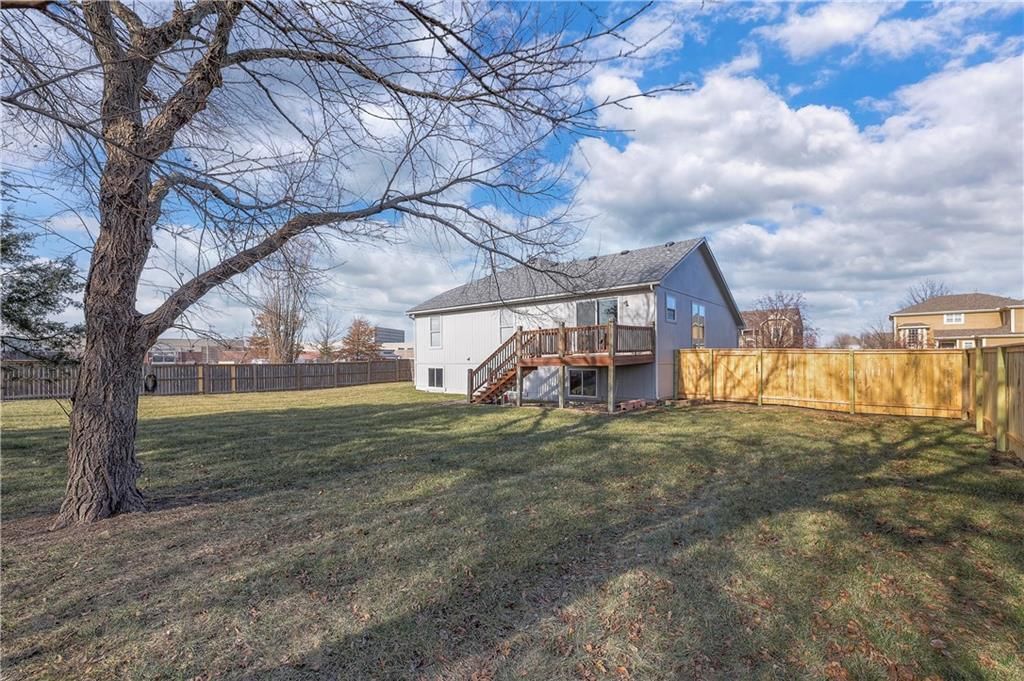 385 W Sunset Street — photo 37