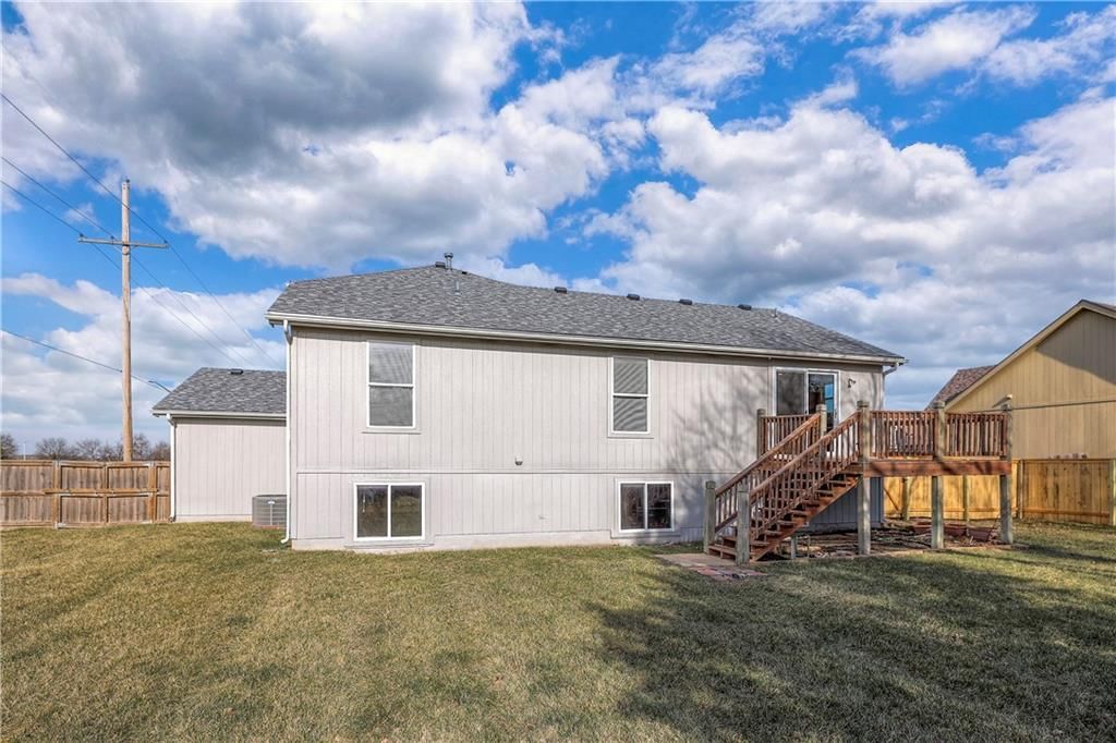 385 W Sunset Street — photo 38