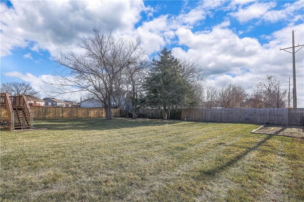 385 W Sunset Street — photo 39