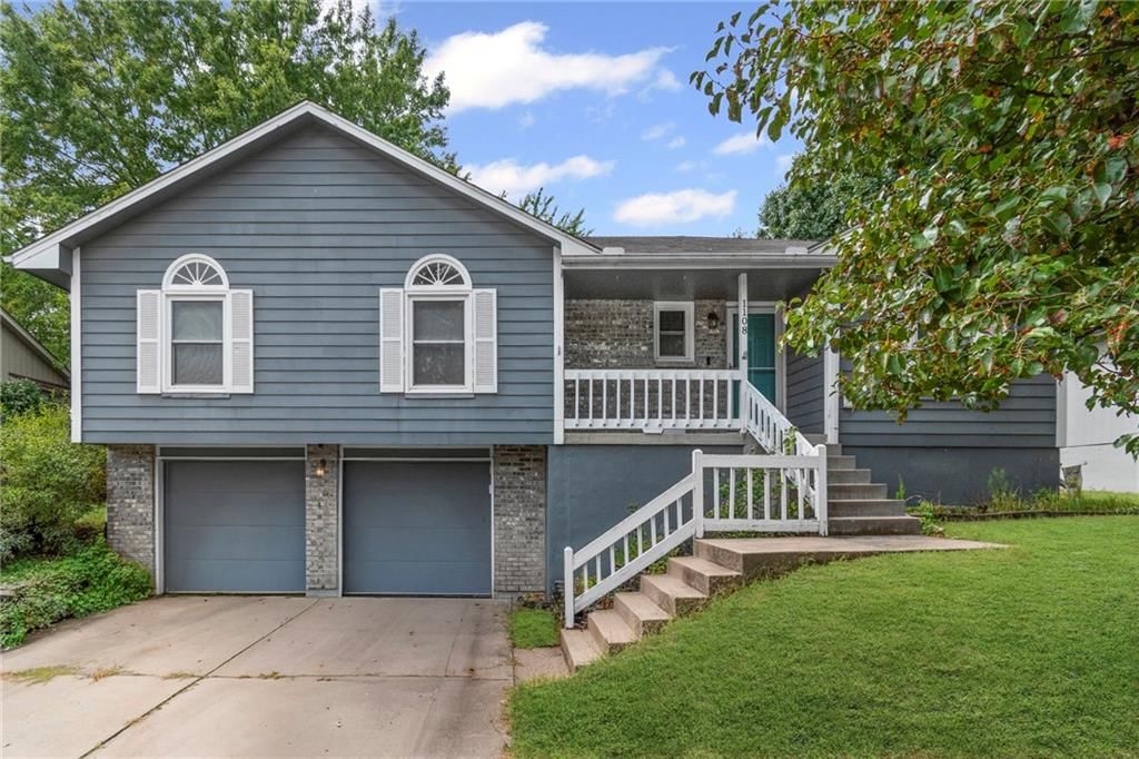 1108 NE Ridgeview Drive — photo 2