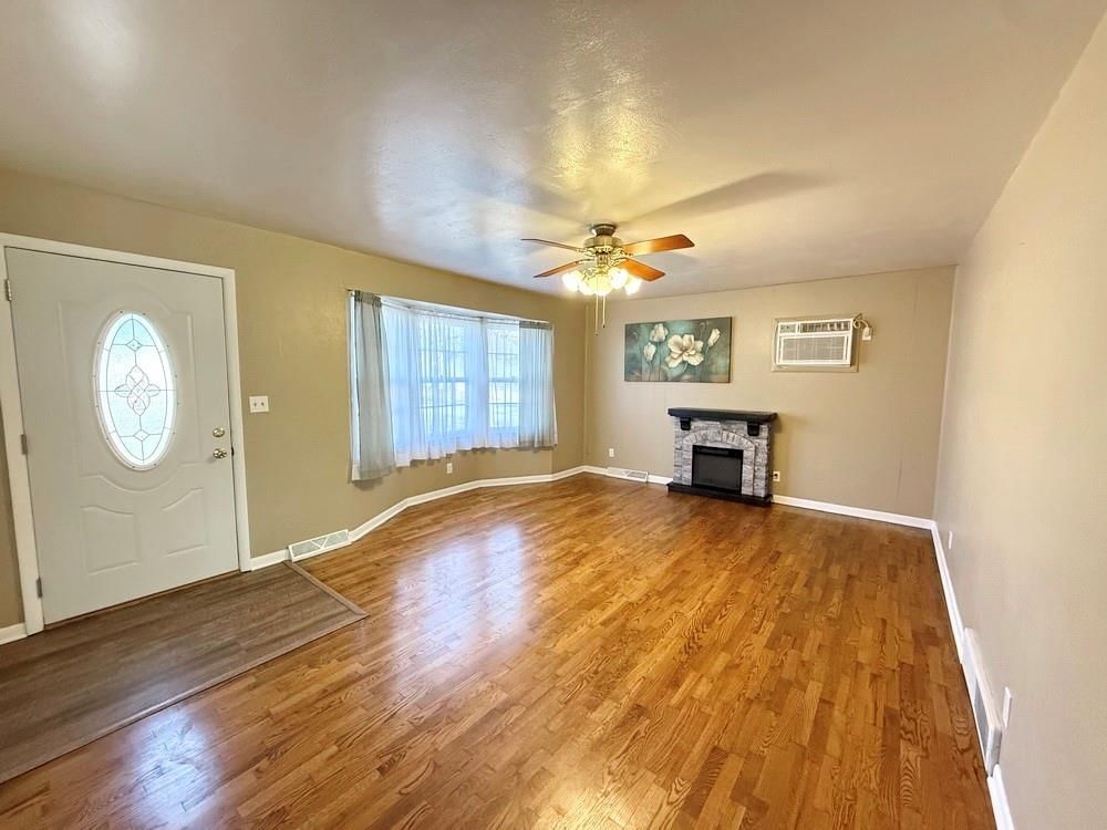 314 W Fields Boulevard — photo 7