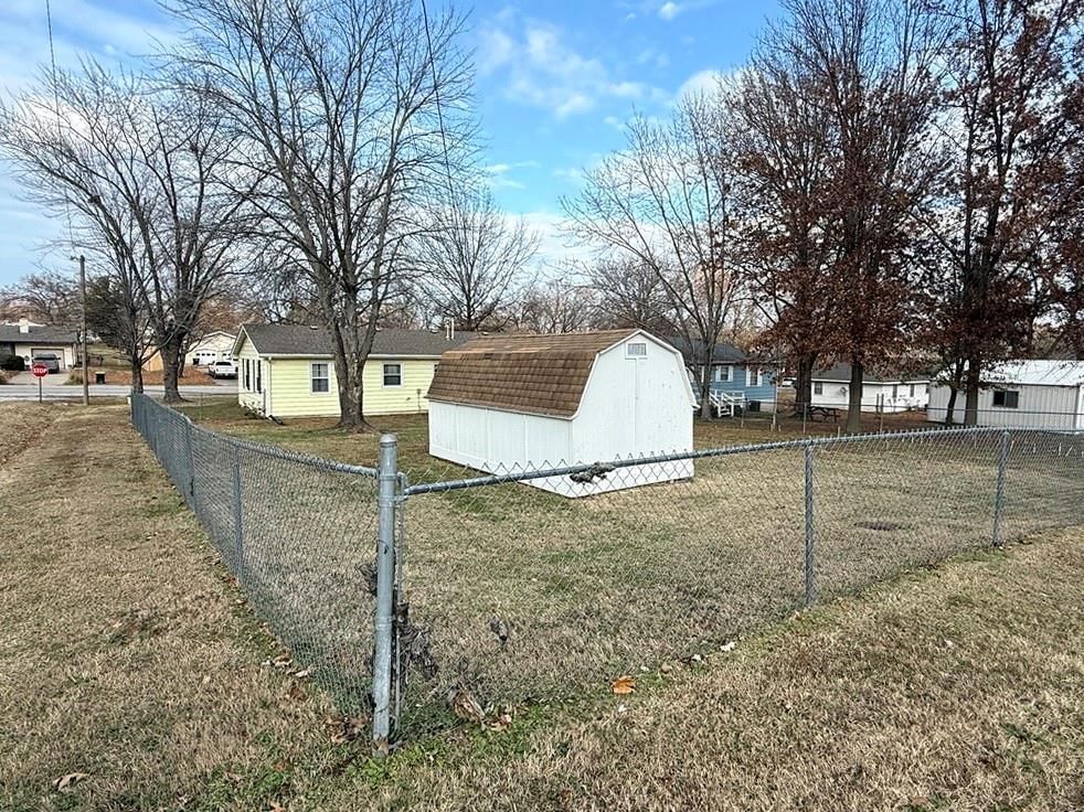 314 W Fields Boulevard — photo 33