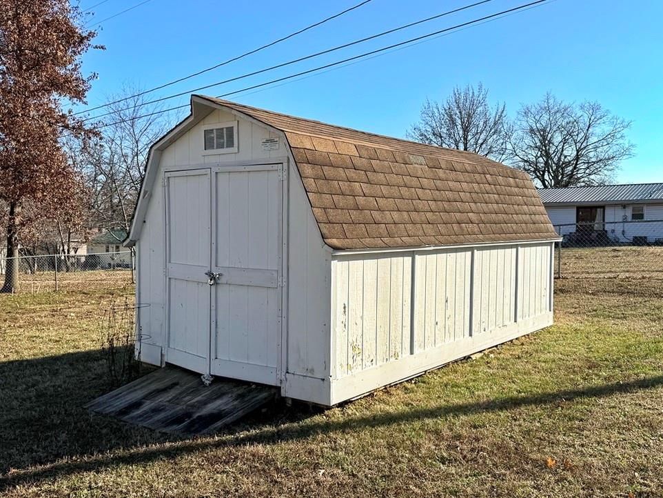 314 W Fields Boulevard — photo 34