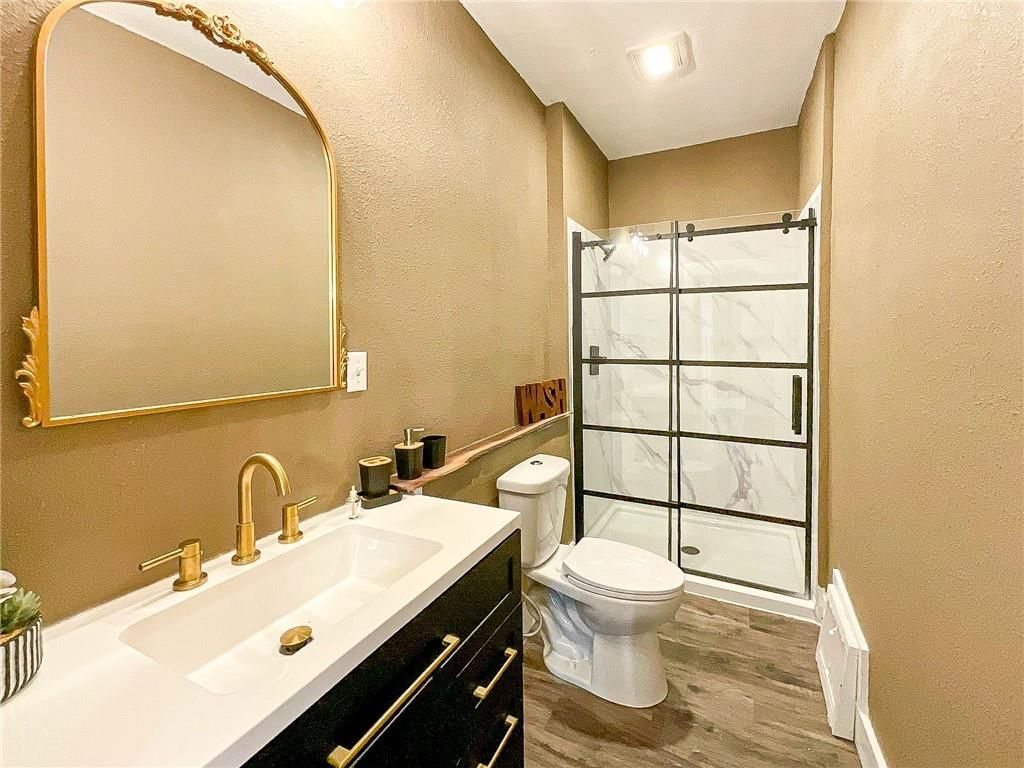 923 E 10th Street — photo 13