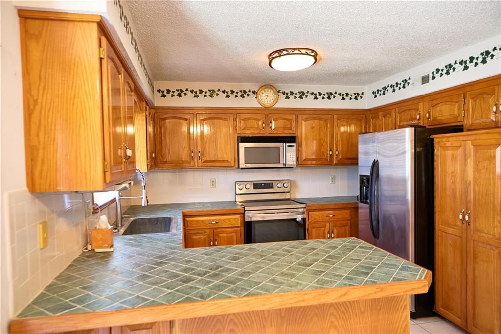 616 NE Michael Drive — photo 2