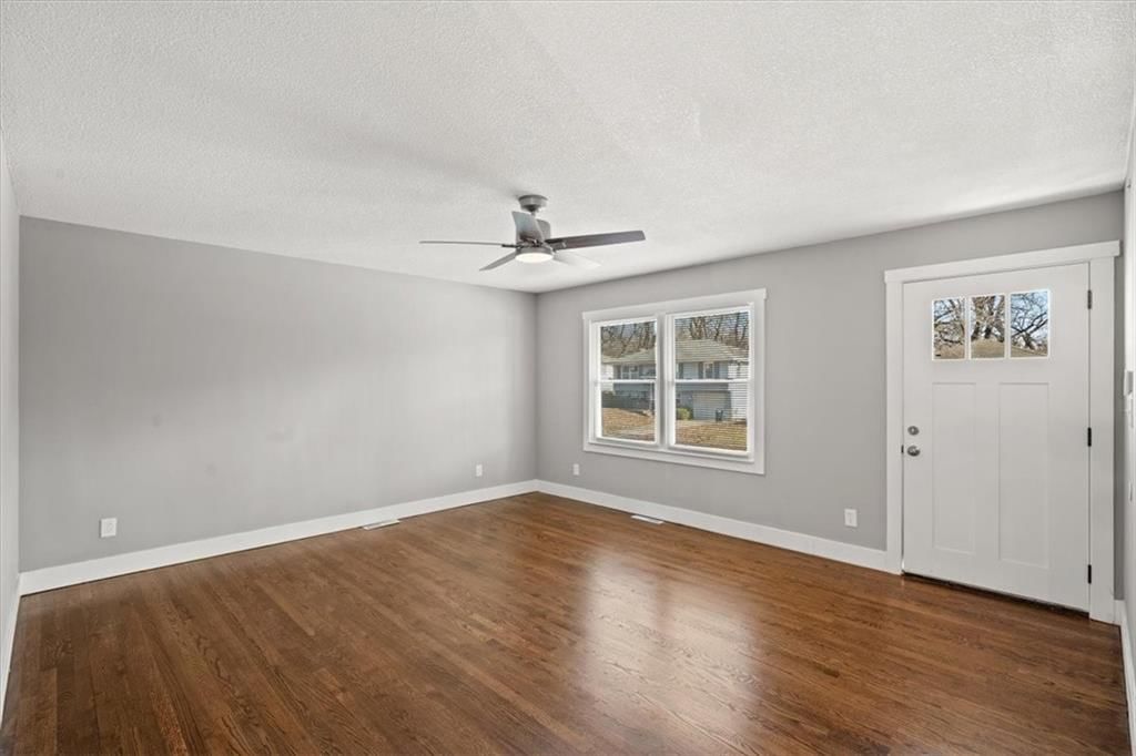 12012 Bennington Avenue — photo 3