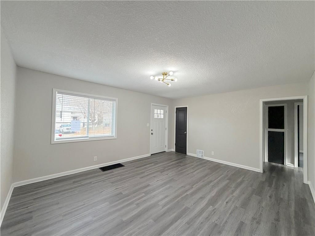 3401 E 58th Terrace — photo 2