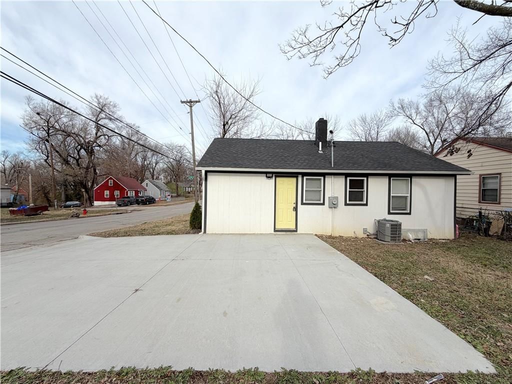 3401 E 58th Terrace — photo 14