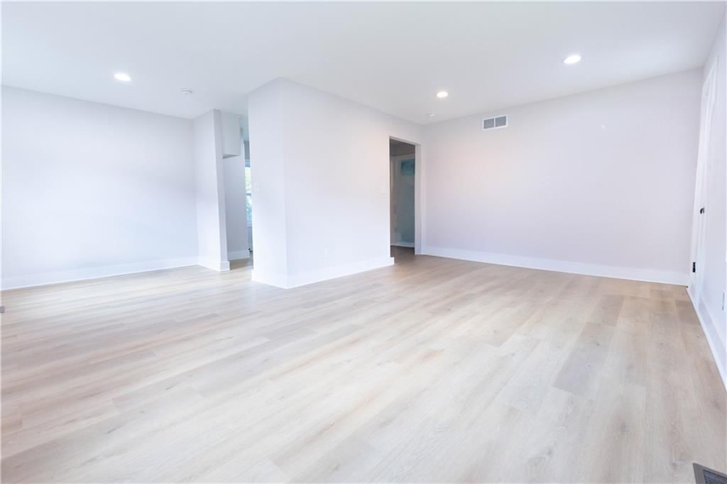 3312 Delavan Avenue — photo 3