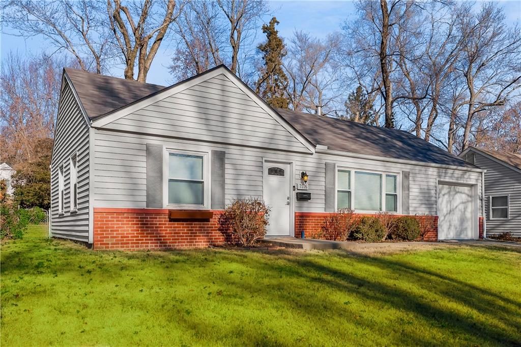 7576 Rainbow Drive, Prairie Village, KS