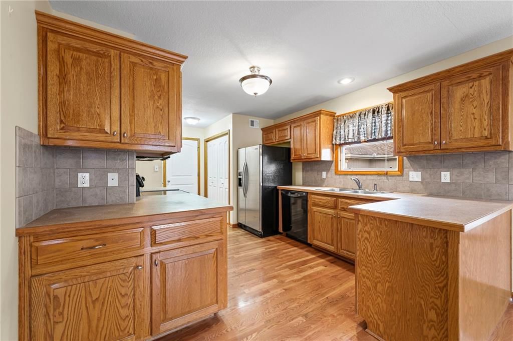 4923 Parkway Drive — photo 13