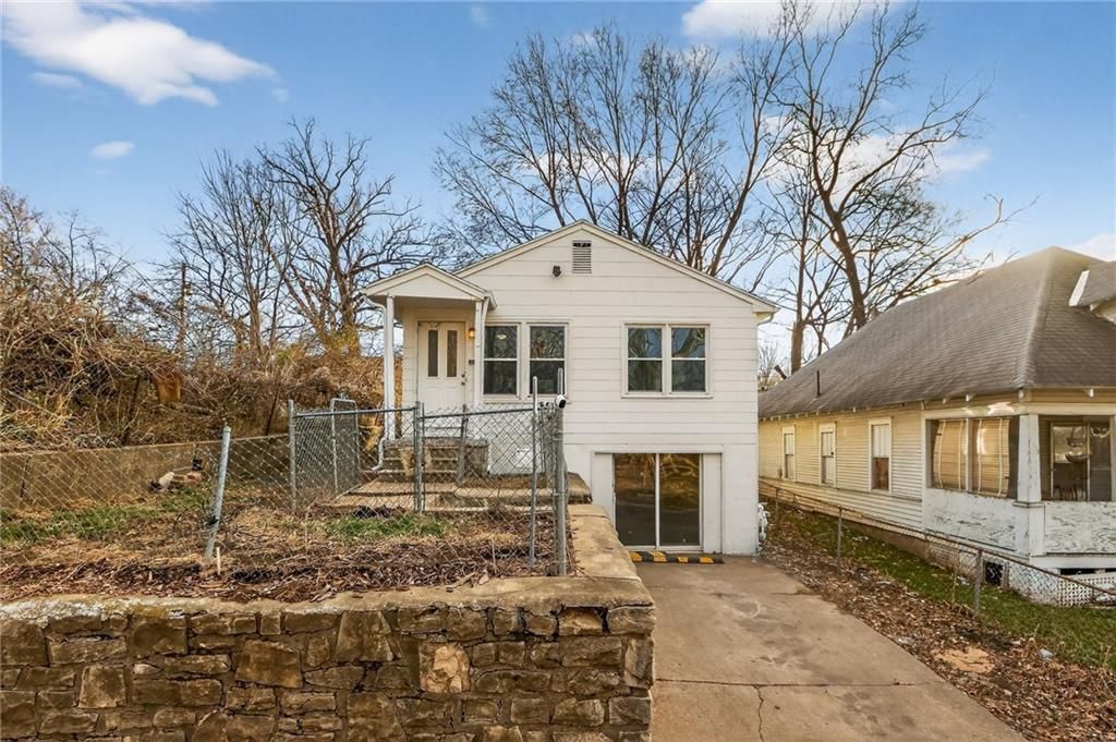 8727 E Lexington Avenue — photo 2