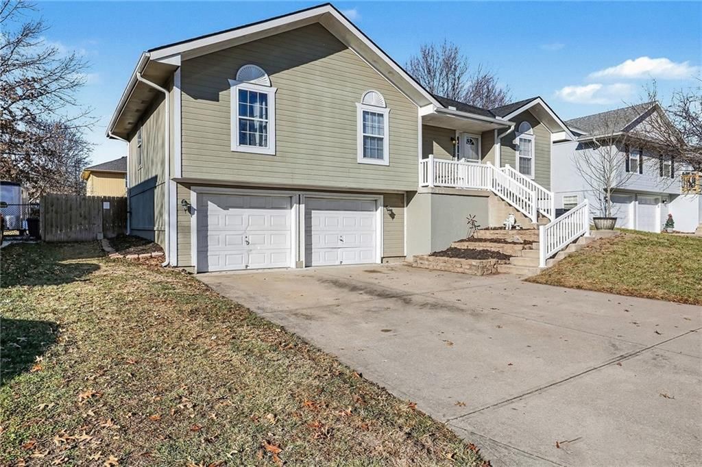 828 SW Country Hill Drive — photo 2