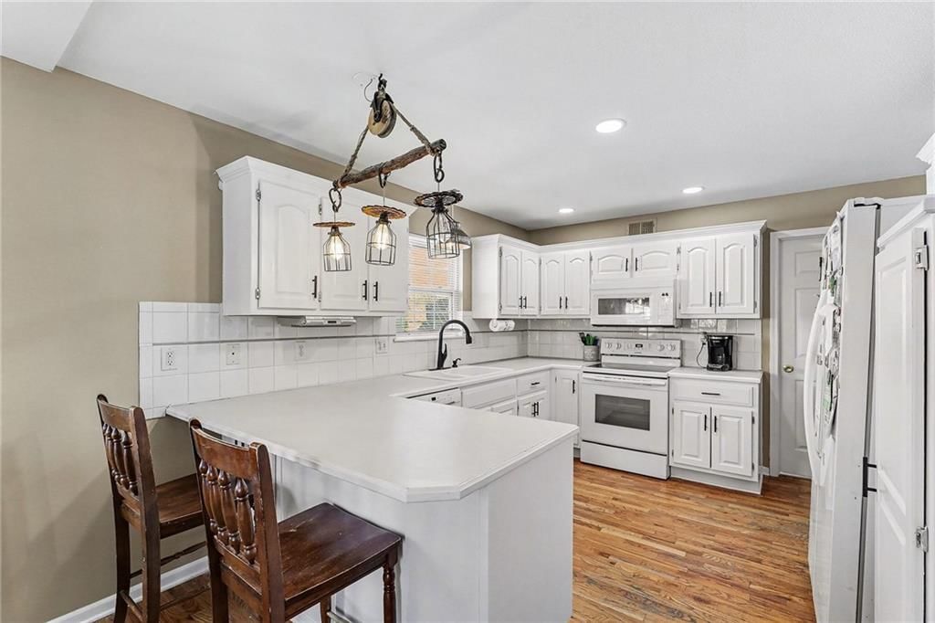 828 SW Country Hill Drive — photo 3