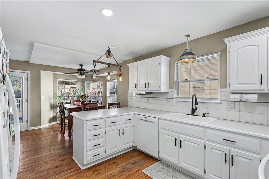 828 SW Country Hill Drive — photo 4