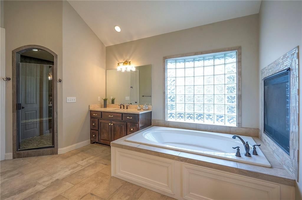 10502 N Willow Avenue — photo 39
