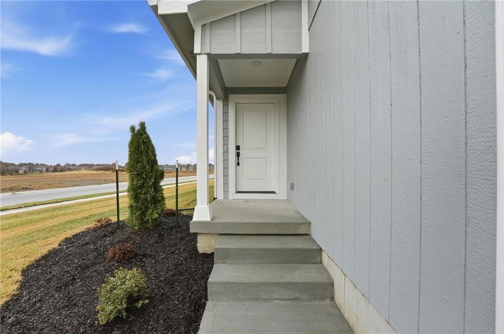 1304 SE Windbreak Drive — photo 2