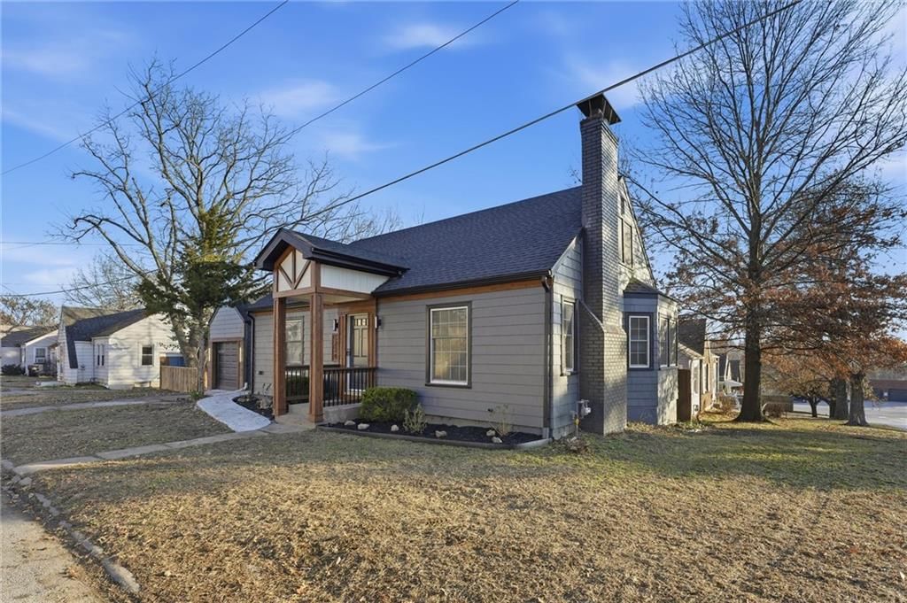1229 W White Oak Avenue — photo 3