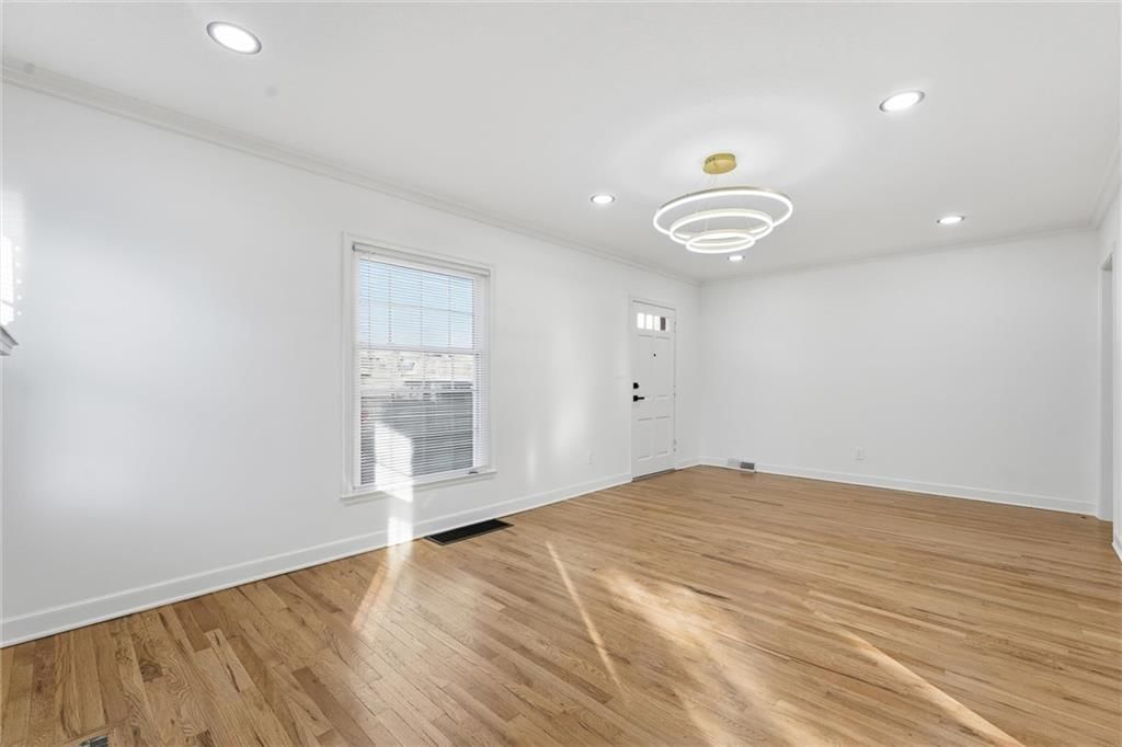 1229 W White Oak Avenue — photo 8