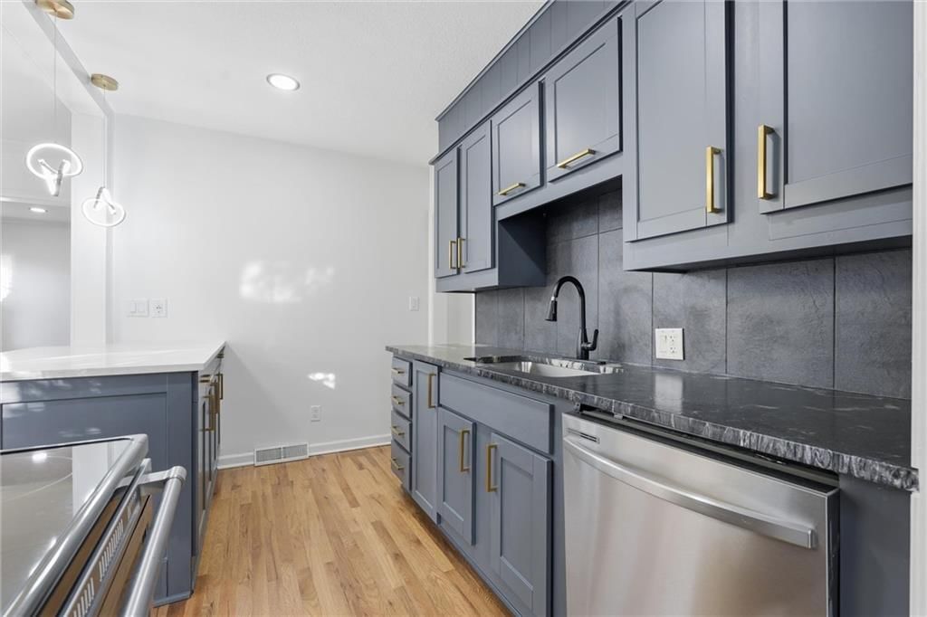 1229 W White Oak Avenue — photo 15
