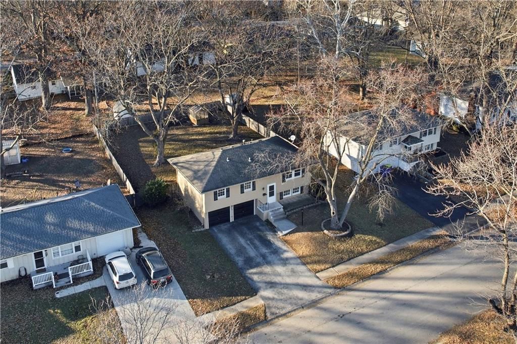 400 NE Sharon Drive — photo 2