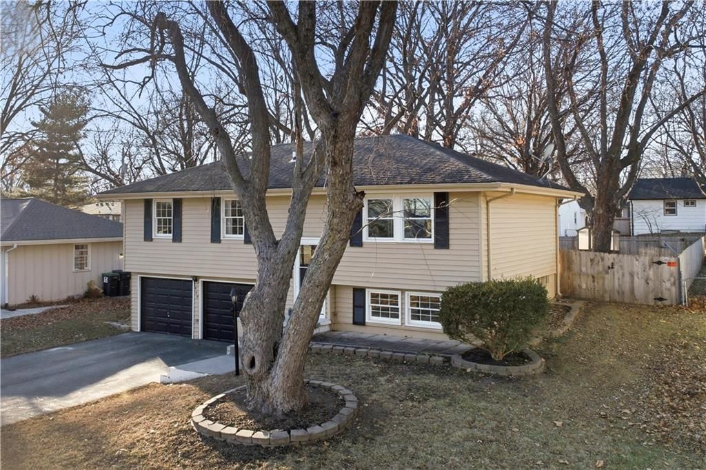 400 NE Sharon Drive — photo 3