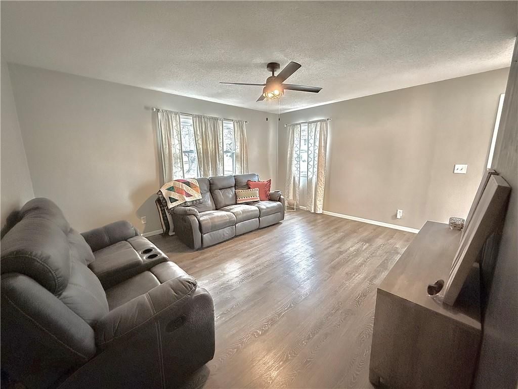 615 W Torrance Street — photo 3