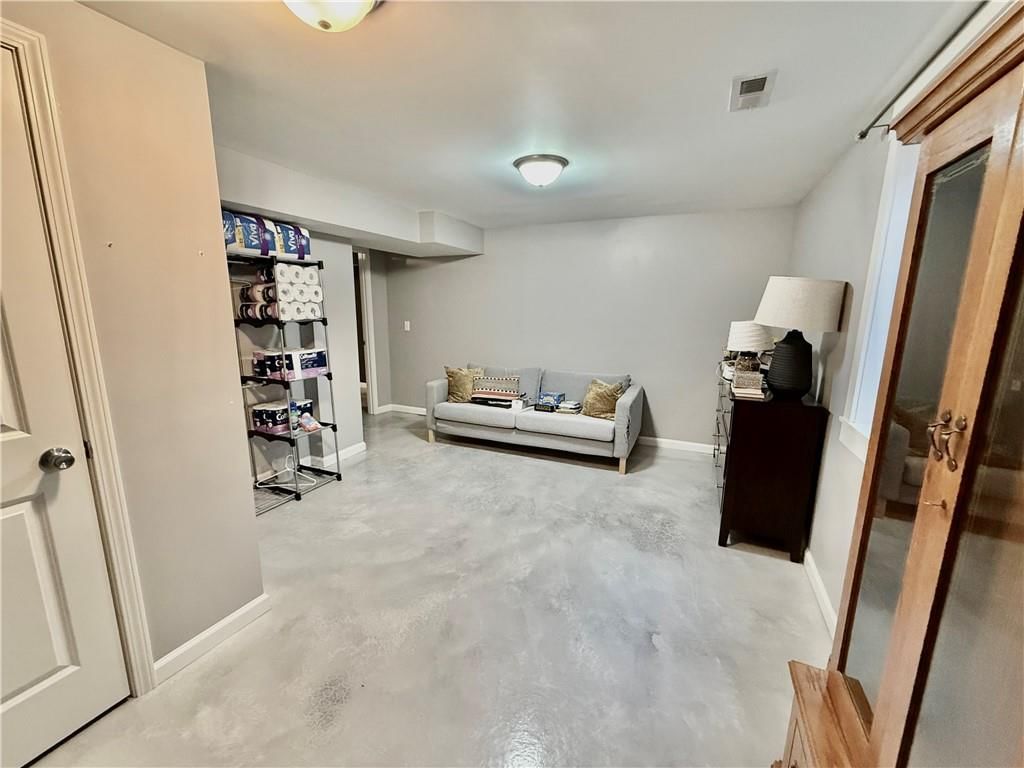 615 W Torrance Street — photo 17