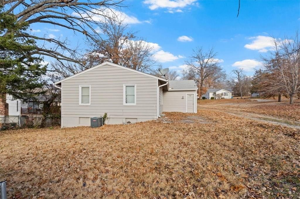 225 E Whittier Street — photo 15