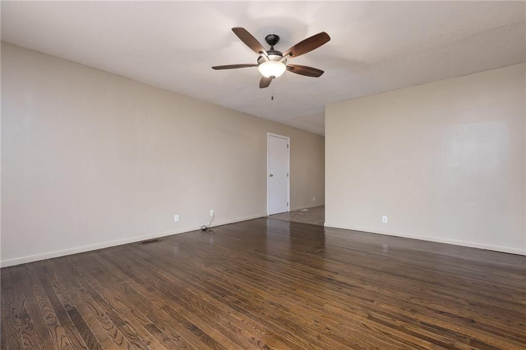 9219 Lewis Avenue — photo 4