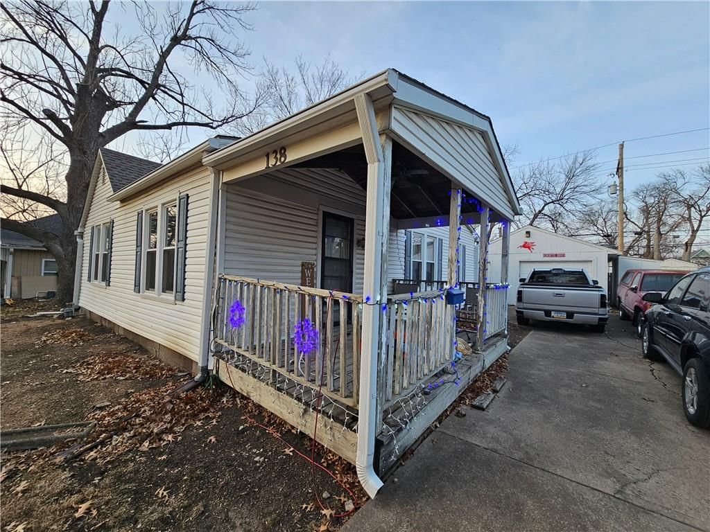 138 W WARREN Street — photo 2
