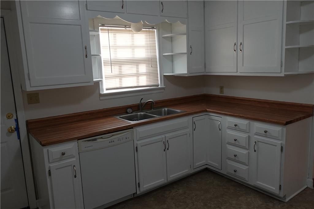 4429 N Oak Trafficway — photo 2