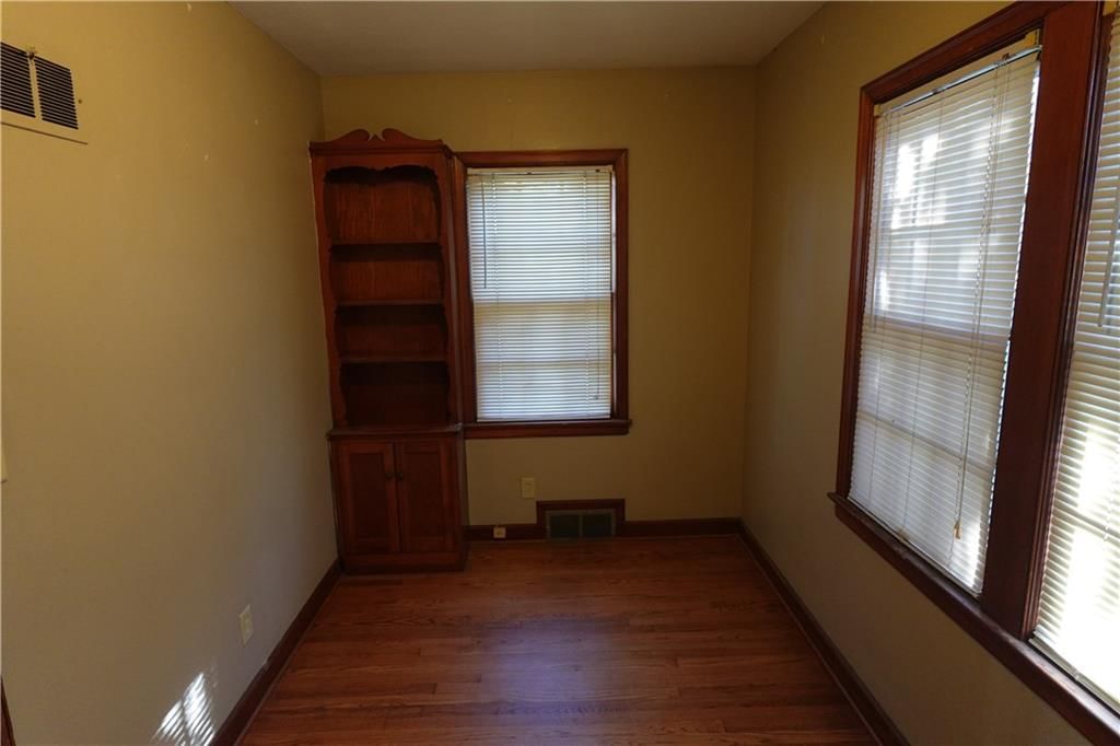 4429 N Oak Trafficway — photo 7