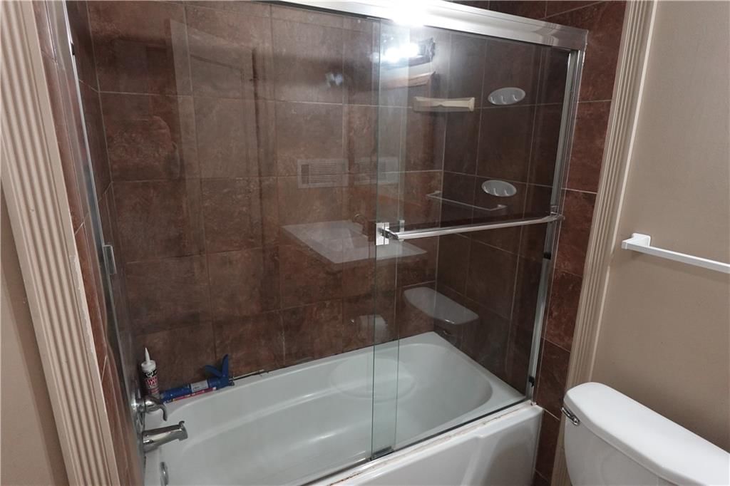4429 N Oak Trafficway — photo 11